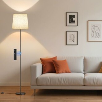 Modernes Wohnzimmer mit Stehlampe und Sofa.