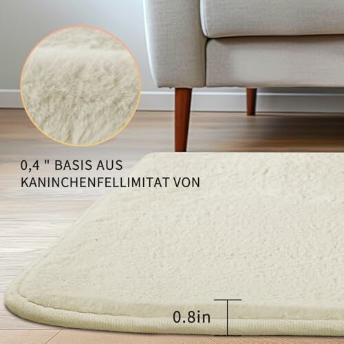 Weicher Teppich neben Sofa